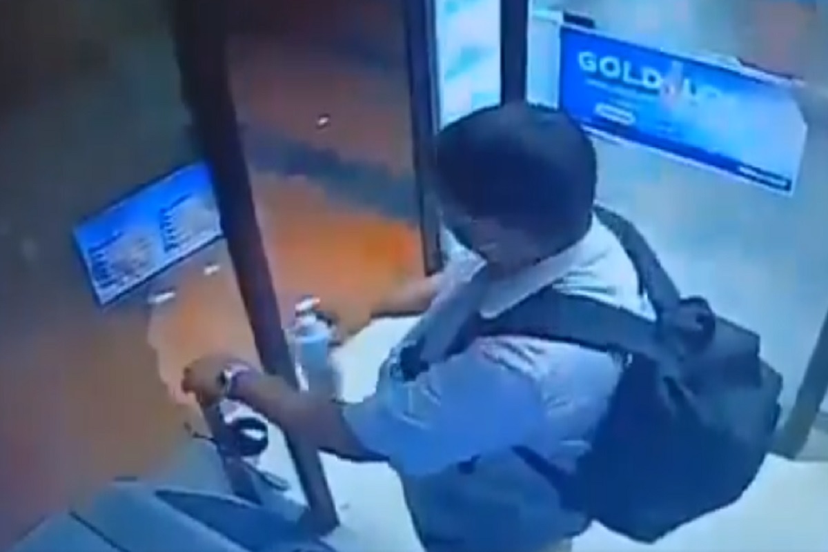 आता हद्दच झाली! ATM मध्ये गेला आणि Hand Sanitizer वर मारला डल्ला; चोरीचा VIDEO VIRAL