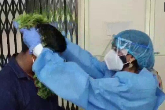 अनोखा विवाहसोहळा; PPE किट घालून पोहोचली नवरी, कोरोनाबाधित नवरदेवाच्या गळ्यात रुग्णालयातच घातली वरमाळा
