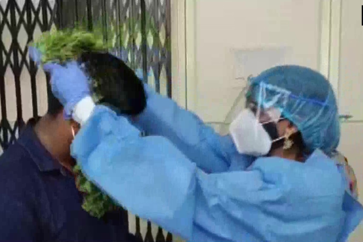 अनोखा विवाहसोहळा; PPE किट घालून पोहोचली नवरी, कोरोनाबाधित नवरदेवाच्या गळ्यात रुग्णालयातच घातली वरमाळा