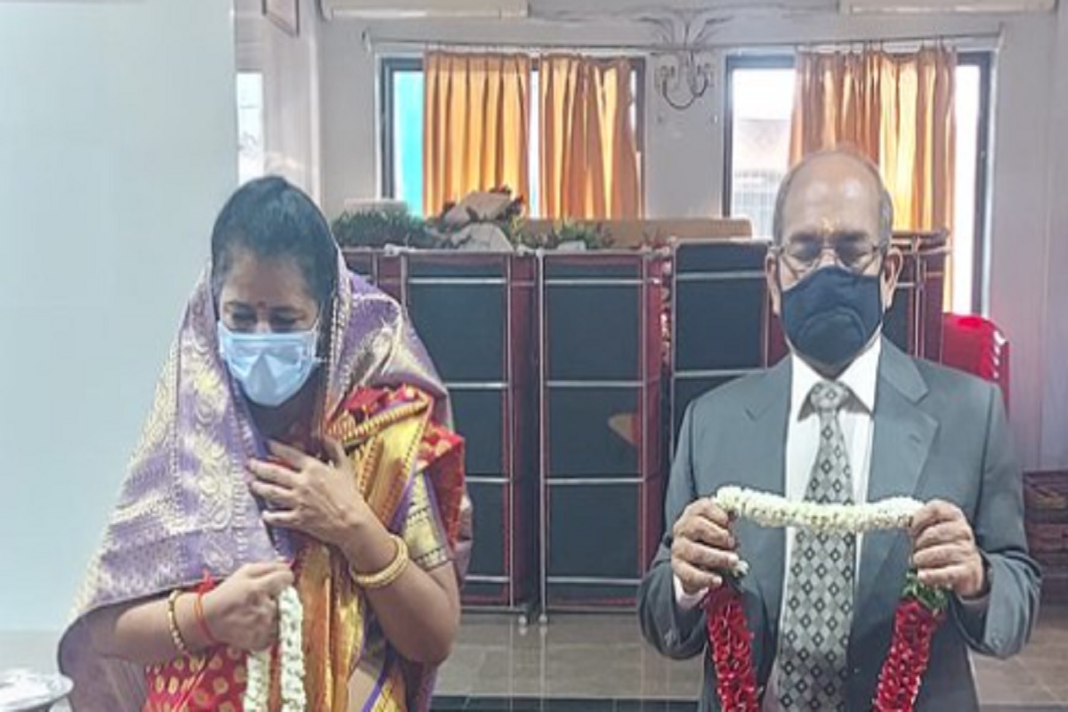 कौतुकास्पद! 71 वर्षीय विधूर वडिलांचं मुलीने लावून दिलं लग्न; PHOTO सोशल मीडियावर व्हायरल