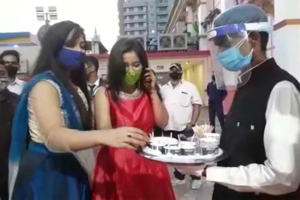 कोरोनाकाळातील अनोखा विवाहसोहळा; कोल्ड्रींक्सची जागा काढ्यानं घेतली, कोरोनानं लग्नाची रीतचं बदलली