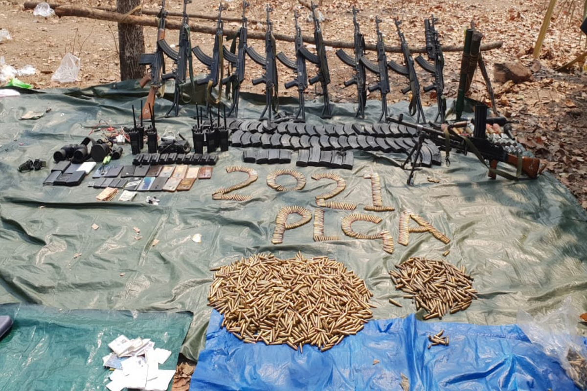 BREAKING : छत्तीसगड चकमकीत 24 जवान शहीद, माओवाद्यांनी शस्त्रसाठ्याचे PHOTOS केले प्रसिद्ध