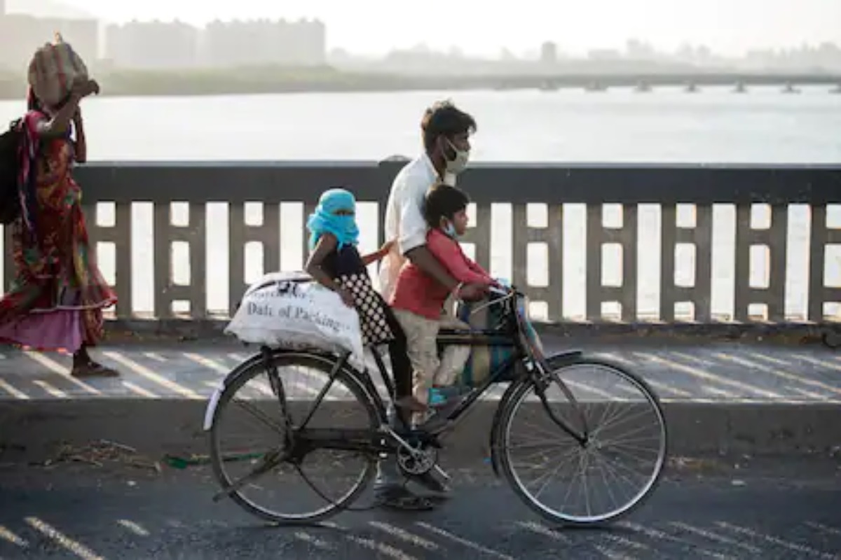 12 दिवसात 9 लाख मजुरांनी महाराष्ट्रातून घेतला काढता पाय, राज्याला 82 हजार कोटींचा फटका!