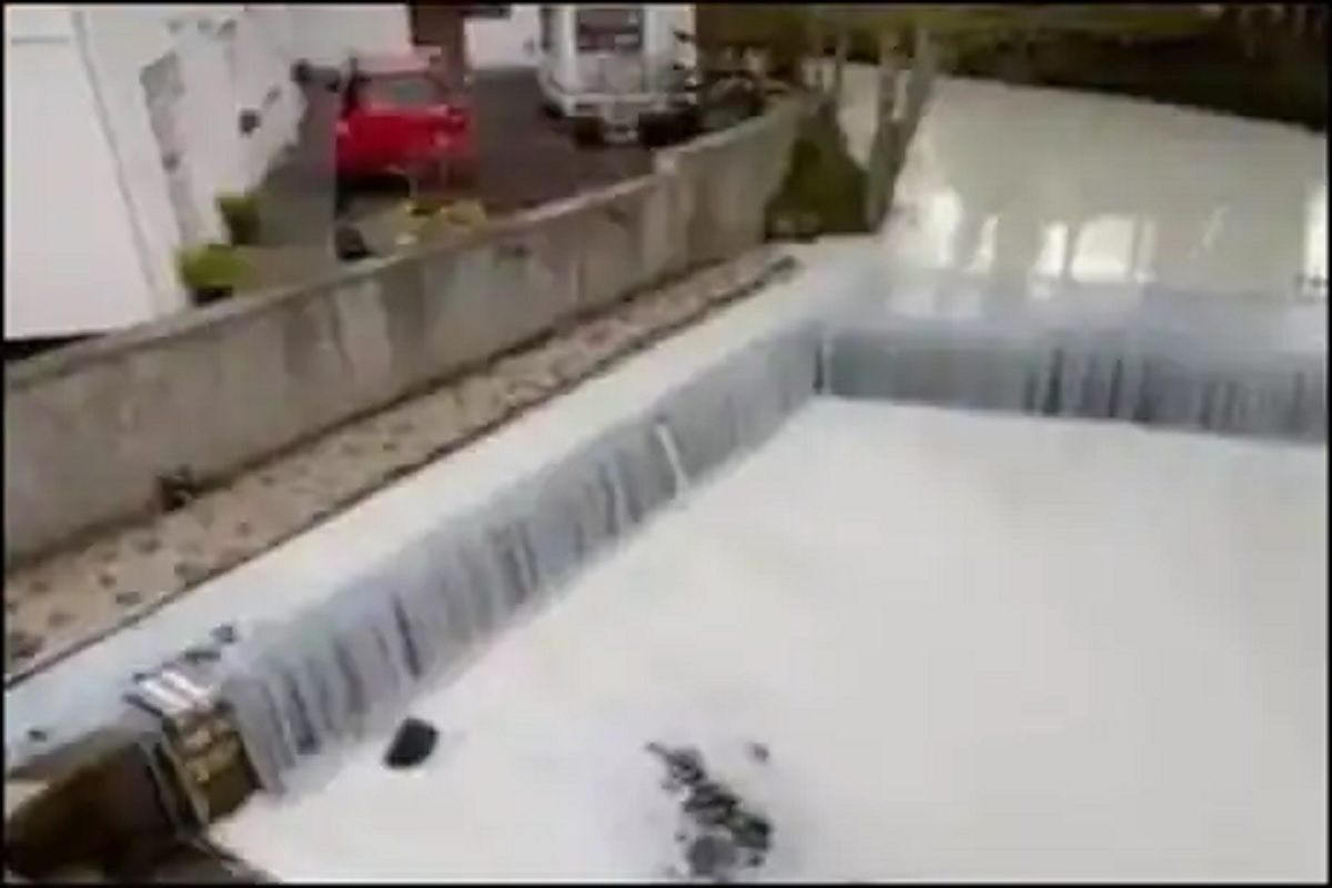 OMG! इथं चक्क वाहू लागली दुधाची नदी; भरण्यासाठी लोकांची उडाली झुंबड