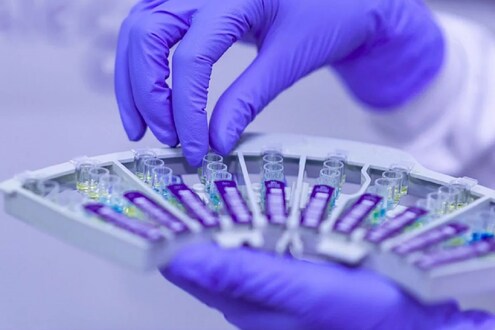 Explained: मॉडर्ना कंपनीला भारताला का द्यायची नाही आहे लस? तर Pfizer ने ठेवली अशी अट... Explained: मॉडर्ना कंपनीला भारताला का द्यायची नाही आहे लस? तर Pfizer ने ठेवली अशी अट...