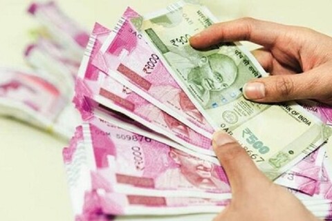 काही गोष्टी नव्याने सुरु करा. दोघांपैकी एकाने नोकरी गमावली तर, घराच्या बजेटमध्ये नक्कीच अडचण येऊ शकते. आपल्या येणाऱ्या पगाराप्रमाणे आपण आपले खर्च ठरवत असतो. घराचे हप्ते, काही प्लॅनिंग खराब होतात पण, या नकारात्मक परिस्थितीतही शांत राहा. 