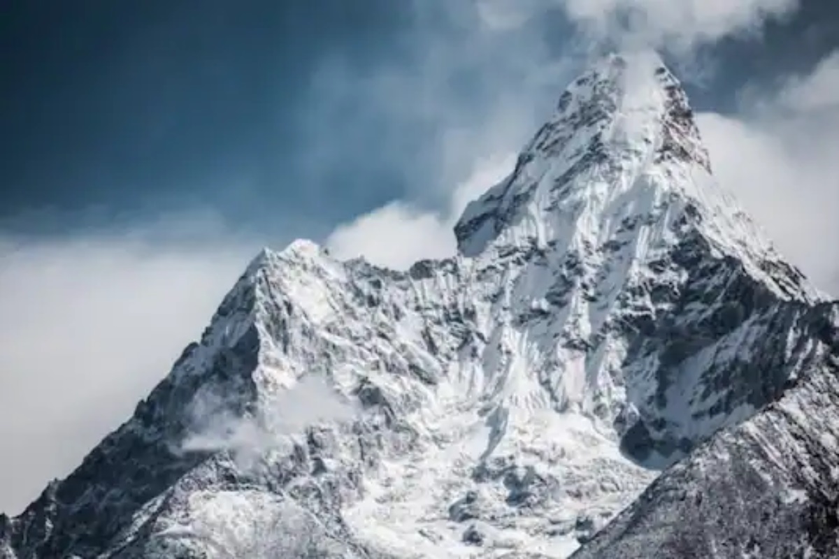 जगातील सर्वोच्च शिखरावरही पोहोचला कोरोना, माउंट एव्हरेस्टवर जाणाऱ्या गिर्यारोहकाला लागण