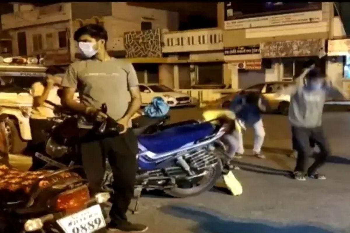 सावधान! Lockdownमध्ये घराबाहेर फिरण्याचा विचार करताय? आधी हा VIDEO पाहा, पोलीस काय करतायेत हाल...