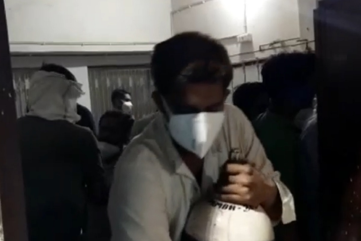 VIDEO: रुग्णांच्या नातेवाईकांवर ऑक्सिजन सिलेंडर चोरण्याची वेळ, डॉक्टरांचा काम बंद करण्याचा इशारा