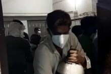 रुग्णांच्या नातेवाईकांवर ऑक्सिजन सिलेंडर चोरण्याची वेळ, विदारक VIDEO आला समोर रुग्णांच्या नातेवाईकांवर ऑक्सिजन सिलेंडर चोरण्याची वेळ, विदारक VIDEO आला समोर