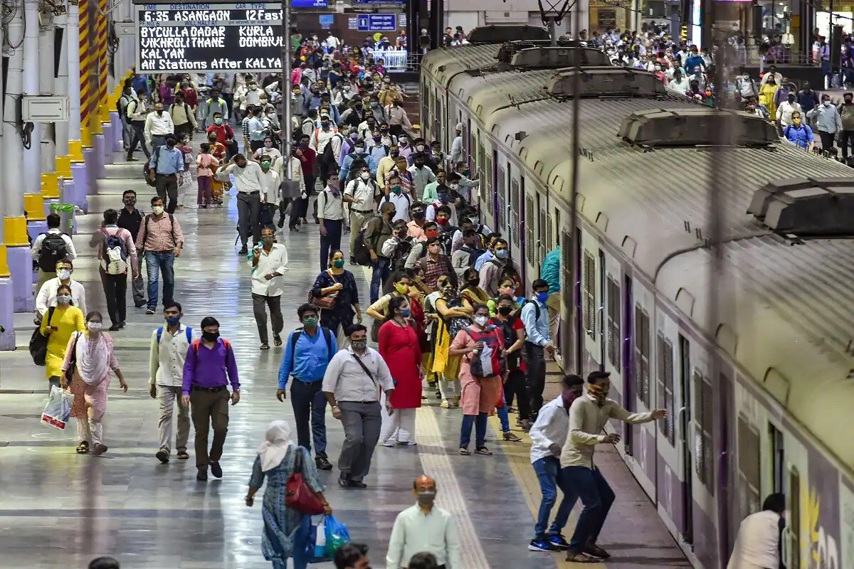 दरम्यान वाढत्या कोरोना प्रकरणांमुळे बीएमसीने बुधवारी 789 इमारती सील केल्या आहेत. एका इमारतीमध्ये 5 पेक्षा जास्त कोरोना केस आढळून आल्यास BMC कडून संबंधित इमारत सील केली जात आहे. दरम्यान वाढत्या कोरोना प्रकरणांमुळे बीएमसीने बुधवारी 789 इमारती सील केल्या आहेत. एका इमारतीमध्ये 5 पेक्षा जास्त कोरोना केस आढळून आल्यास BMC कडून संबंधित इमारत सील केली जात आहे.