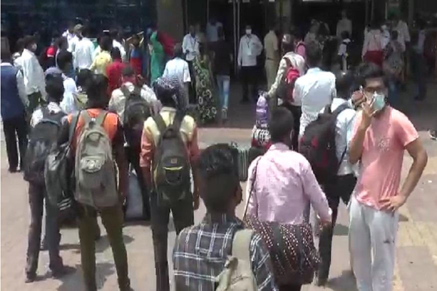 लॉकडाऊनच्या भीतीमुळे मुंबईत रेल्वे स्थानकावर मोठी गर्दी, प्रवाशांकडून विना तिकीट गावी जाण्याचा प्रयत्न