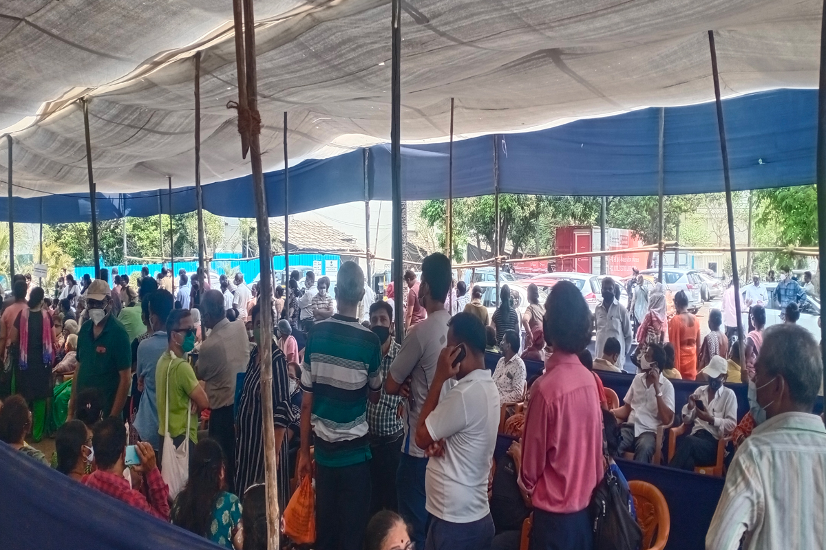 रोगापेक्षा इलाज भंयकर, मुंबईत लसीकरण केंद्रावर तुफान गर्दी आणि निराशा!