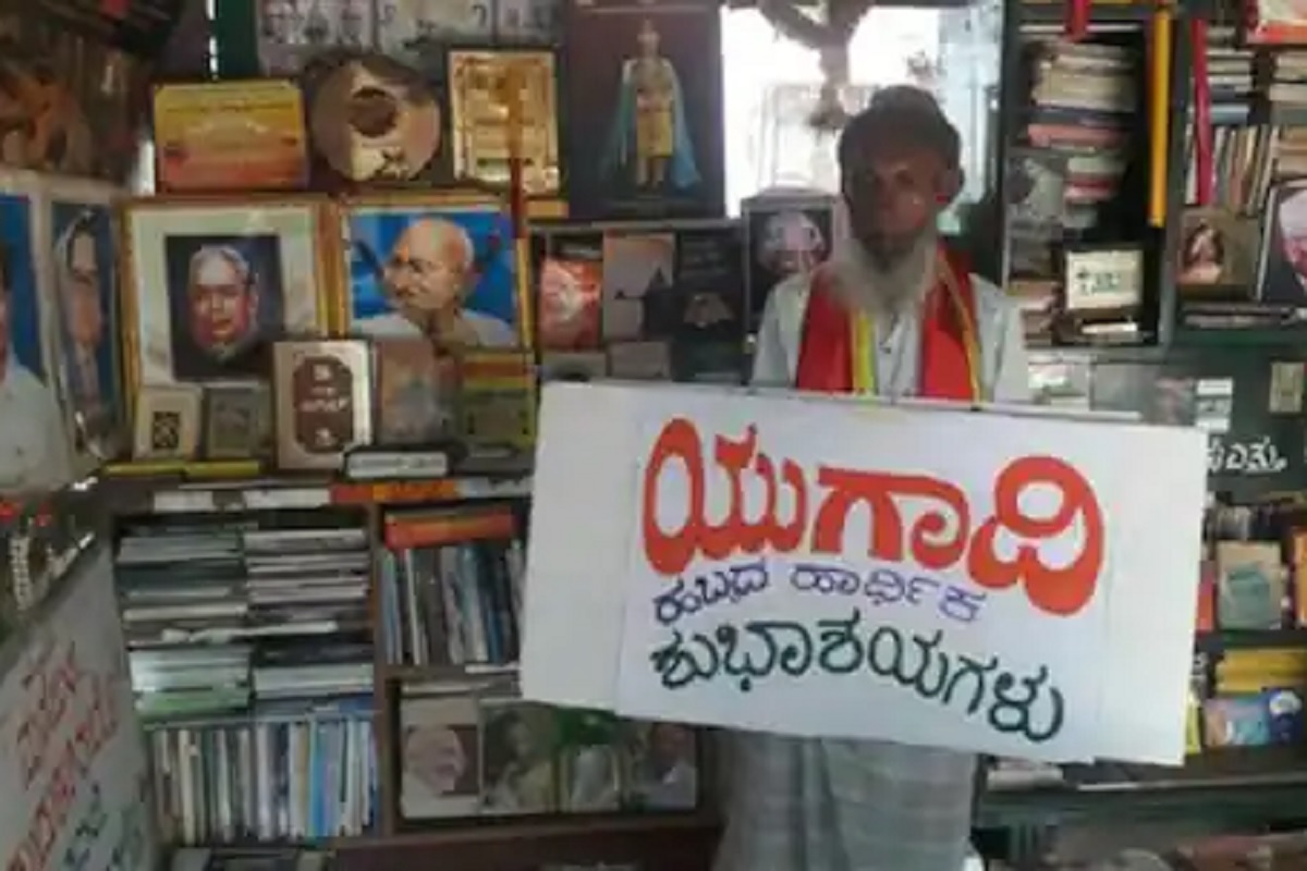 रोजंदारी करणाऱ्या मजुराची 11 हजार पुस्तकांची लायब्ररी जळून खाक; सोशल मीडियामुळे मिळाली मदत