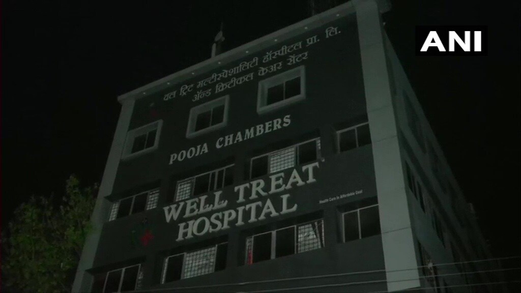 नागपूरच्या वाडी येथील वेल्ट्रीट कोविड केअर हॉस्पिटलला (Well Treat Covid Hospital) अचानक आग लागली. आगीचं कारण अद्याप अस्पष्ट आहे. नागपूरच्या वाडी येथील वेल्ट्रीट कोविड केअर हॉस्पिटलला (Well Treat Covid Hospital) अचानक आग लागली. आगीचं कारण अद्याप अस्पष्ट आहे.
