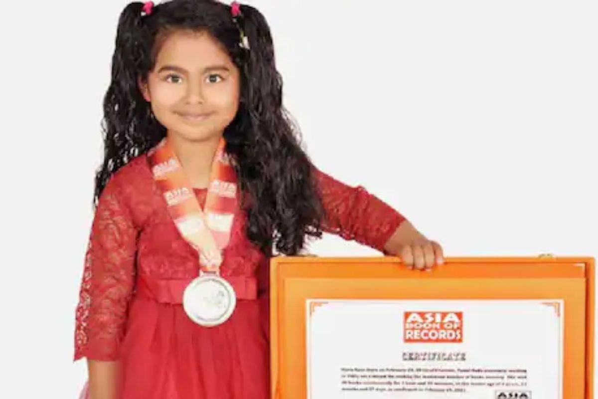 World Record: 5 वर्षांच्या चिमुरडीनं बनवला विश्वविक्रम; 105 मिनिटांत वाचली तब्बल 36 पुस्तकं