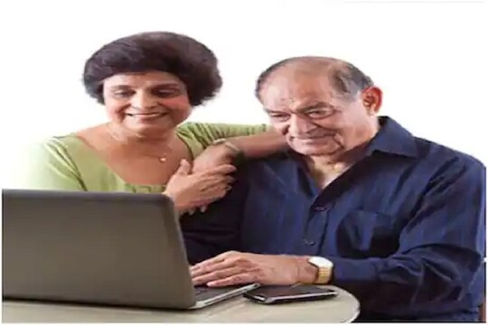 50 वर्षांनंतर त्याच्या आरोग्याची जास्त काळजी घेण्याची गरज असते. वडीलांच्या शरीरात काही लक्षणं जाणवत असतील तर, त्याकडे लक्ष द्या.