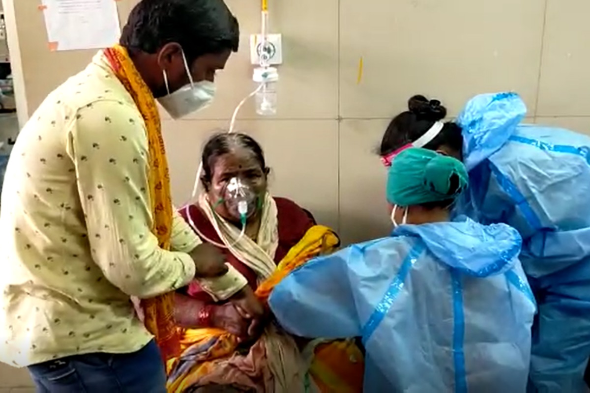 सिलेंडरमधून ऑक्सिजन घेताना काळजी घ्यायला हवी.