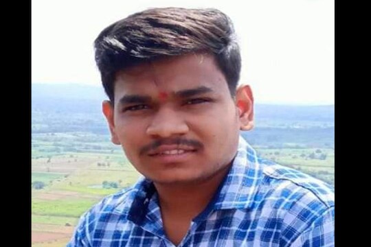 पेपर विक्रेत्याचा मुलगा इंजिनिअर झाला, घरून काम करत असताना कोरोनाची लागण झाली आणि...