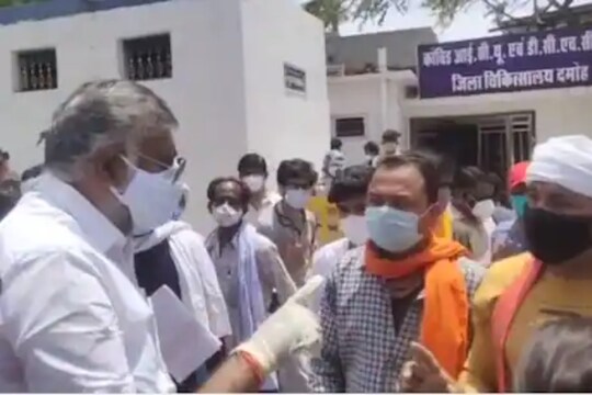 VIDEO : 'दोन कानाखाली खाशील', आईसाठी ऑक्सिजन सिलेंडरची मागणी करणाऱ्याला केंद्रीय मंत्र्यांचं उत्तर