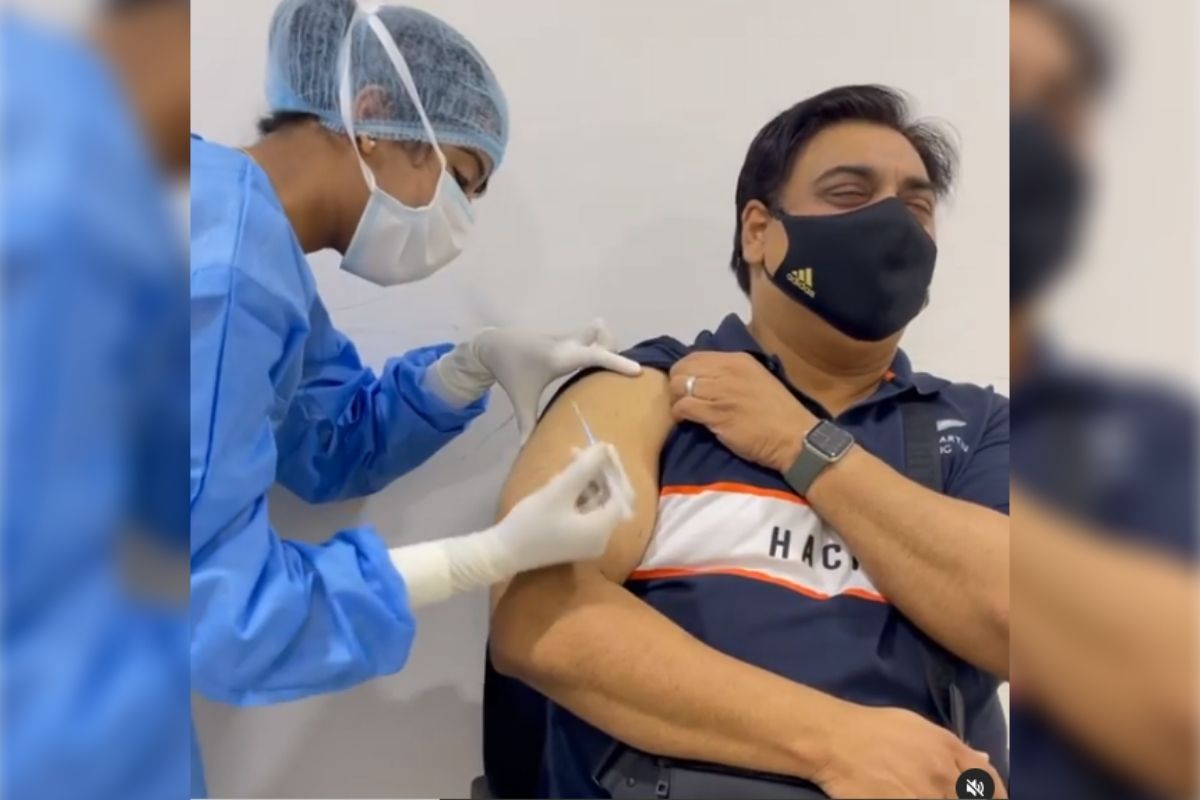 कोरोना लस घेताना लहान मुलाप्रमाणे रडला अभिनेता Ram Kapoor, व्हायरल होतोय हा VIDEO