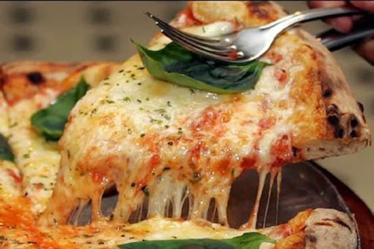 खाण्यापिण्याच्या सवयींमुळे आपलं आयुष्य कमी होऊ लागलेलं आहे. पिझ्झा आपल्या आयुष्यावर सर्वात जास्त परिणाम करतो. एका संशोधनानुसार पिझ्झाची एक स्लाईस खाण्यामुळे एखाद्या व्यक्तीचं आयुष्य 7 ते 8 मिनिटांनी कमी होतं. युनिव्हर्सिटी ऑफ मिशिगनच्या तज्ज्ञांनी अन्नपदार्थां संदर्भात एक कॅल्क्युलेशन करून हा अंदाज लावलेला आहे.