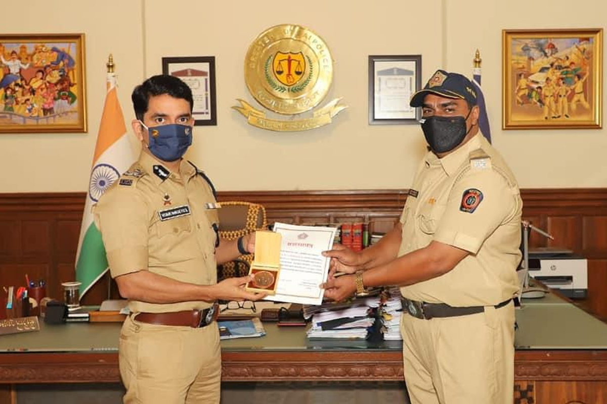 बेवारस कोरोनाग्रस्त मृतांना 'मुक्ती' देणारा खाकीतला ज्ञान'देव', Covid काळातही जपला समाजसेवेचा वसा