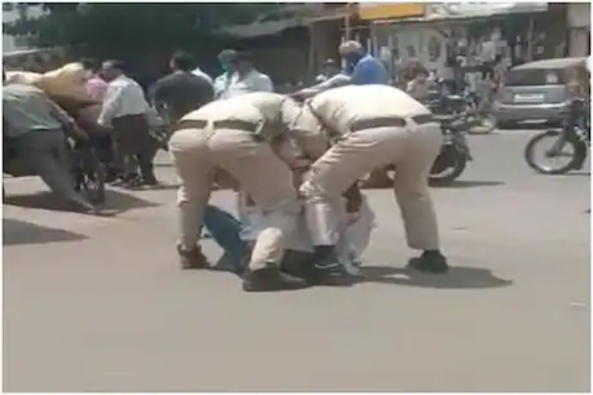 पोलिसांची गुंडगिरी! नाकाखाली मास्क घसरल्यानं रिक्षा चालकाला अमानुष मारहाण; पाहा VIDEO