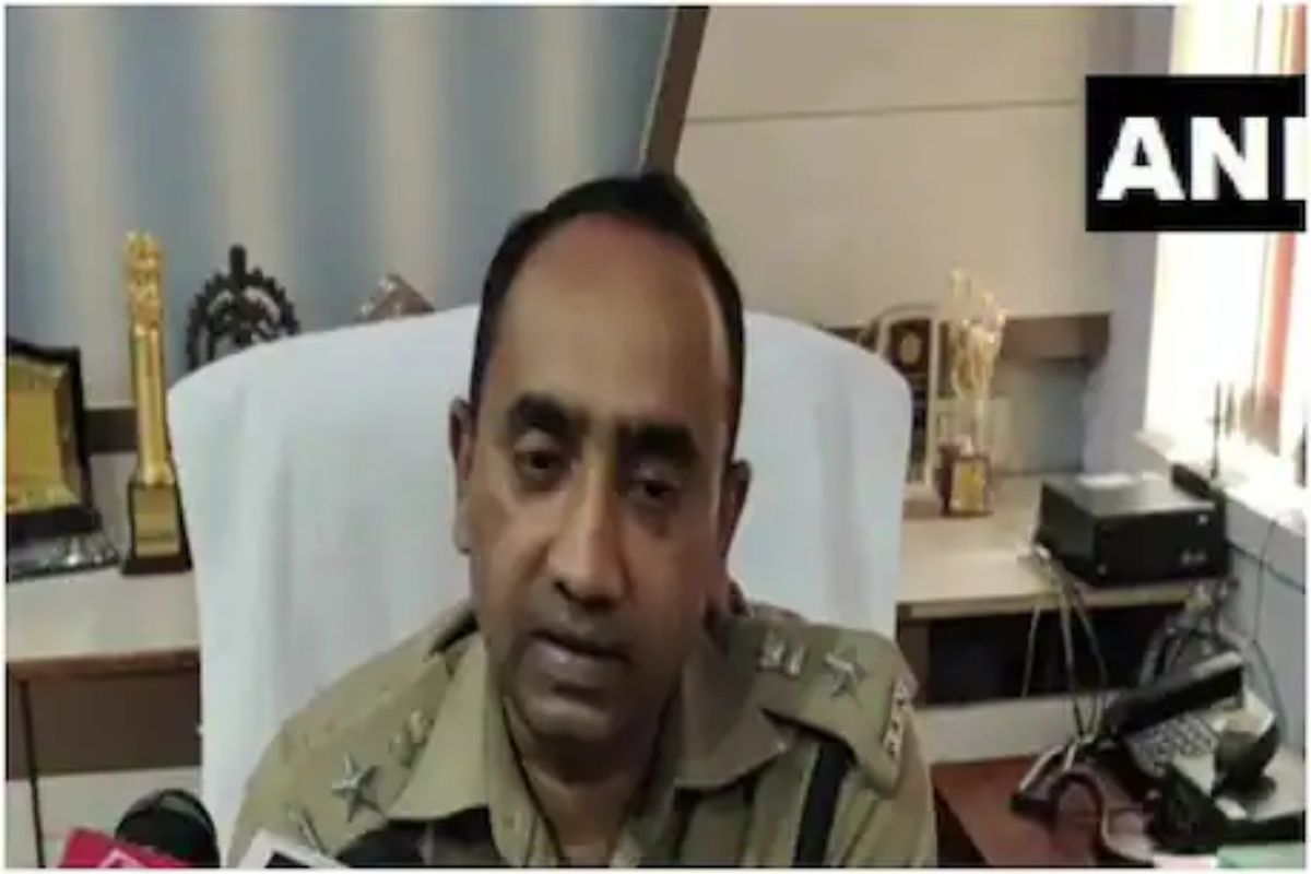 आता काय car चालवतानाही helmet वापरायचं का? वाहन चालकाला द्यावा लागला fine