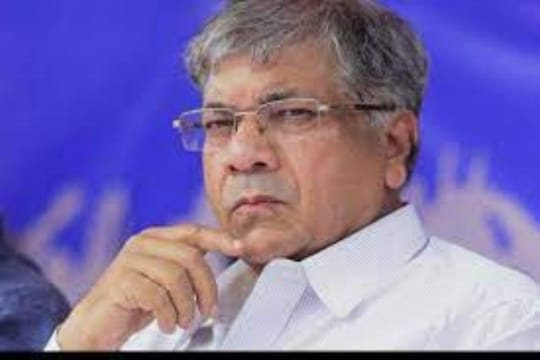 'कोरोना लशीच्या दरातील तफावत दूर करा, अन्यथा...'; प्रकाश आंबेडकरांचा इशारा