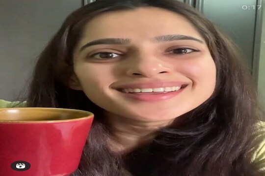 'Go Corona Go' म्हणतं प्रिया बापटने इन्स्टाग्रामवर पोस्ट केला Video