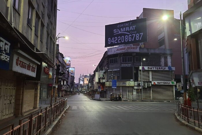 सोमवार ते शुक्रवार संध्याकाळी 6 ते सकाळी 7 या कालावधीत संचारबंदी. शुक्रवार संध्याकाळी 6 ते सोमवार सकाळी 7 या काळात अत्यावश्यक कारण आणि सेवा वगळता घराबाहेर पडण्यास पूर्णत: बंदी