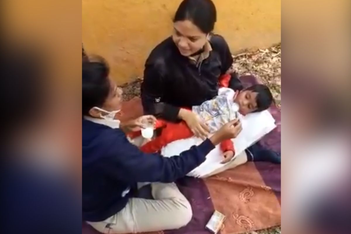 आईच्या मृतदेहाशेजारी 2 दिवस उपाशी पडून होतं तान्ह बाळ, खाकी वर्दीतील आईपणाला फुटला मायेचा पाझर