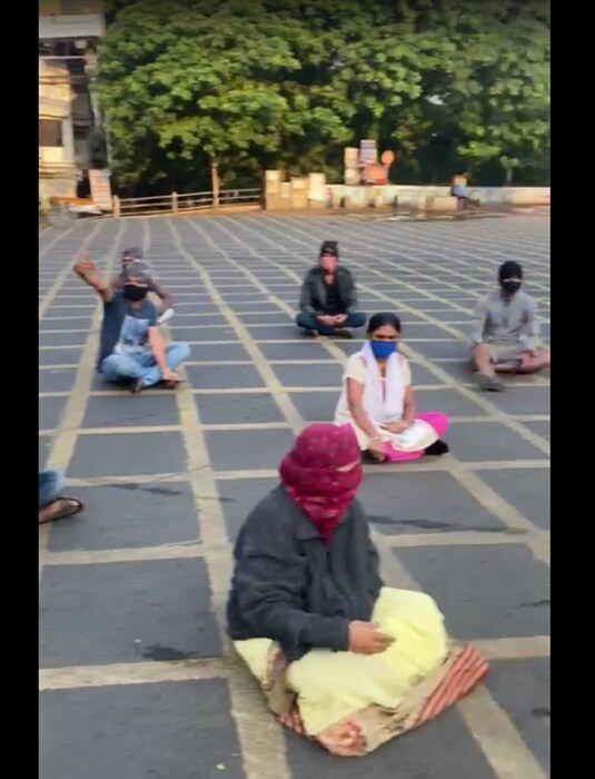 याविरोधात कोरोना रुग्णांच्या (Corona Patients) नातेवाईकांनी आक्रमक पवित्रा घेतला आहे. रेमडिसिव्हीर मिळत (Remdesivir Injection Shortage in Pune) नाही म्हणून रुग्णांच्या नातेवाईकांनी ठिय्या आंदोलन सुरू केले आहे. 