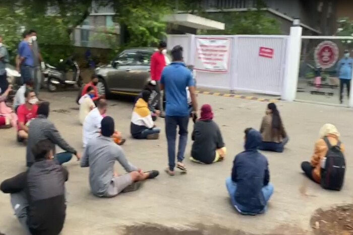 कोरोना रुग्णांचे नातेवाईक जिल्हाधिकारी कार्यालयासमोर जमा झाले असून याठिकाणी एकच गोंधळ उडाला आहे. राज्यात बुधवारी रात्रीपासून कडक निर्बंधांसह संचारबंदी लागू झाली आहे, असे असूनही हे सर्व कोरोना रुग्णांचे नातेवाईक जिल्हाधिकारी कार्यालयाजवळील मार्गावर एकत्र आले आहेत.