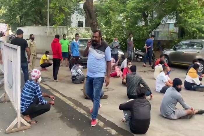  रेमडिसिव्हीरच्या तुटवड्यामुळे पुणेकरांमध्ये संताप पाहायला मिळाला. आरोग्यमंत्री राजेश टोपे यांनी यामध्ये लक्ष घालण्याची मागणी आंदोलनकर्ते करत आहेत.