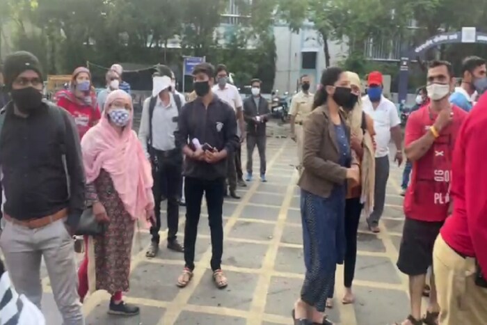 चंद्रकांत फुंदे, पुणे, 15 एप्रिल: राज्यभरात अनेक ठिकाणी रेमडिसिव्हीर इंजेक्शन (Remdesivir Injection) चा तुटवडा असल्याच्या बातम्या गेले काही दिवस समोर येत होत्या. दरम्यान आता ही समस्या पुण्यातही निर्माण झाली आहे.