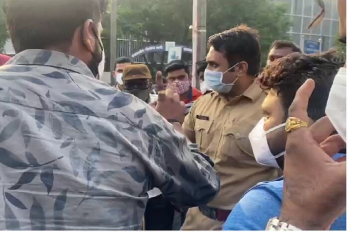 रेमडिसिव्हीर इंजेक्शनचा काळाबाजार होत असल्याने सामान्यांना हे इंजेक्शन उपलब्ध होत नसल्याचा आरोप या नातेवाईकांनी केला आहे. दरम्यान पोलीस घटनास्थळी दाखल झाले असून ते परिस्थिती नियंत्रणात आणण्याचा प्रयत्न करत आहे. 