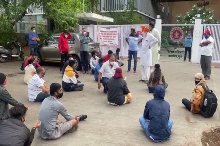 सोशल डिस्टन्सिंगच्या नियमांचे पालन करत कोरोना रुग्णांचे नातेवाईक आंदोलन करत आहेत. लवकरच यावर तोडगा निघेल अशी अपेक्षा या आंदोलनकर्त्यांकडून व्यक्त केली जात आहे