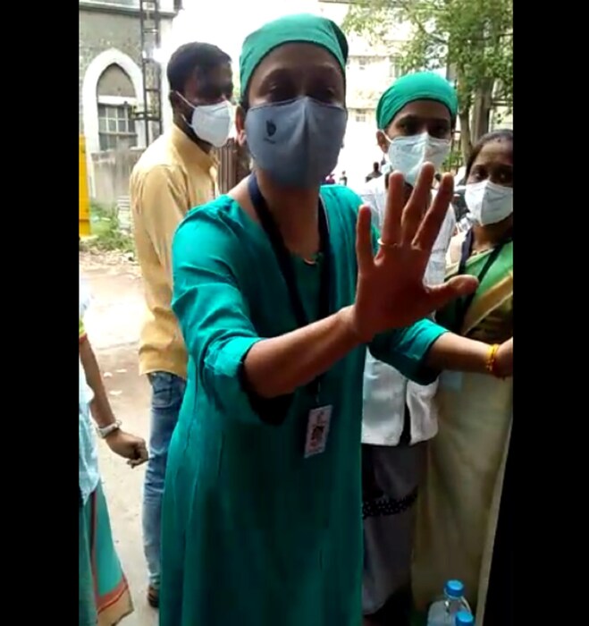 कोरोना रुग्णांच्या या नातेवाईकांनी पुण्यातील प्रसिद्ध ससून रुग्णालयाबाबत ही समस्या मांडली आहे, त्यांनी असे म्हटले आहे की गेले तीन दिवस ससूनमध्ये रेमडिसिव्हीर उपलब्ध नाही आहे. या समस्येवरून रुग्णालयातील कर्मचारी आणि रुग्णांचे नातेवाईक यांच्यामध्ये बाचाबाची देखील झाल्याचं पाहायला मिळालं. 