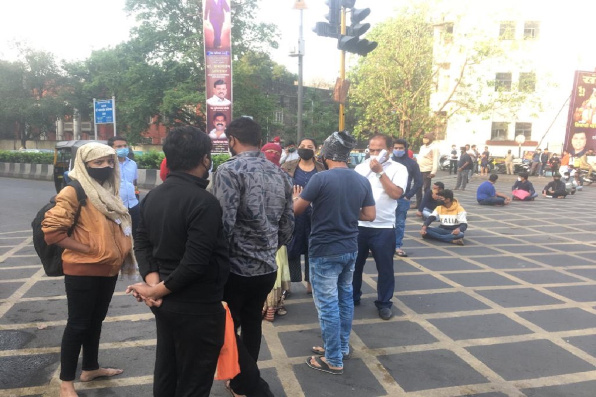 VIDEO: Remdesivir च्या तुटवड्यामुळे पुणेकर संतप्त, संचारबंदीतही जिल्हाधिकारी कार्यालयासमोर ठिय्या