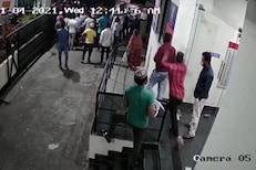 रुग्णाला मृत घोषित केले, राष्ट्रवादीच्या नगरसेवकाच्या समर्थकांनी हॉस्पिटल फोडले