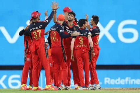 आयपीएलच्या यंदाच्या मोसमातली (IPL 2021) कोलकाता नाईट रायडर्सची (KKR) खराब कामगिरी सुरूच आहे. बँगलोरविरुद्धच्या (RCB) सामन्यात केकेआरचा तब्बल 38 रनने पराभव झाला आहे.