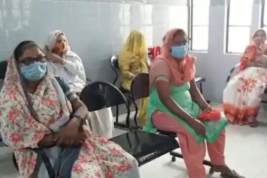 आरोग्य विभागाचा हलगर्जीपणा! कोरोना लस घेण्यासाठी गेलेल्या महिलांना दिली अ‍ॅन्टी रेबीज लस