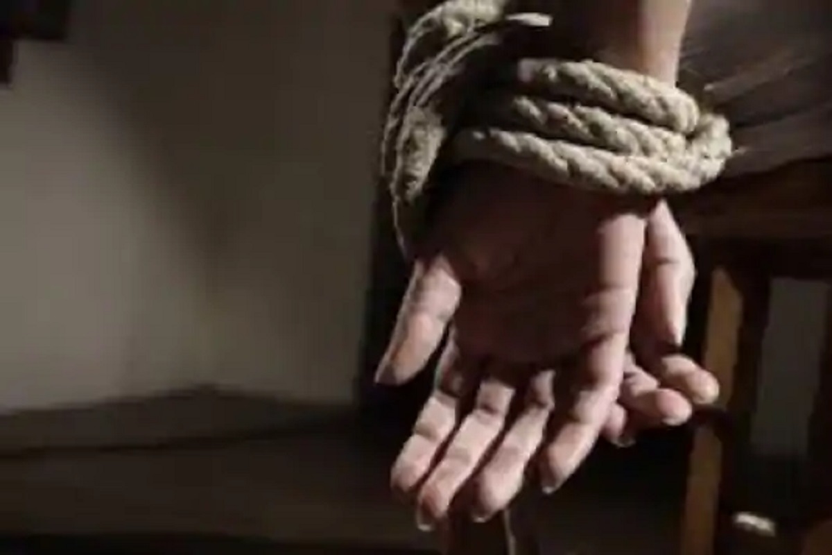 Gunpoint वर सुनेला ठेवलं घरात डांबून; तिच्या वडिलांवरही झाडल्या गोळ्या, LIVE VIDEO आला समोर