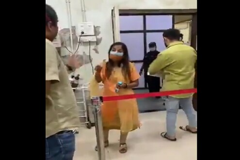 मुंबईत शिवसेना नगसेविकेच्या राड्यानंतर डॉक्टरांचा सामुहिक राजीनामा, या रुग्णालयातील VIDEO व्हायरल