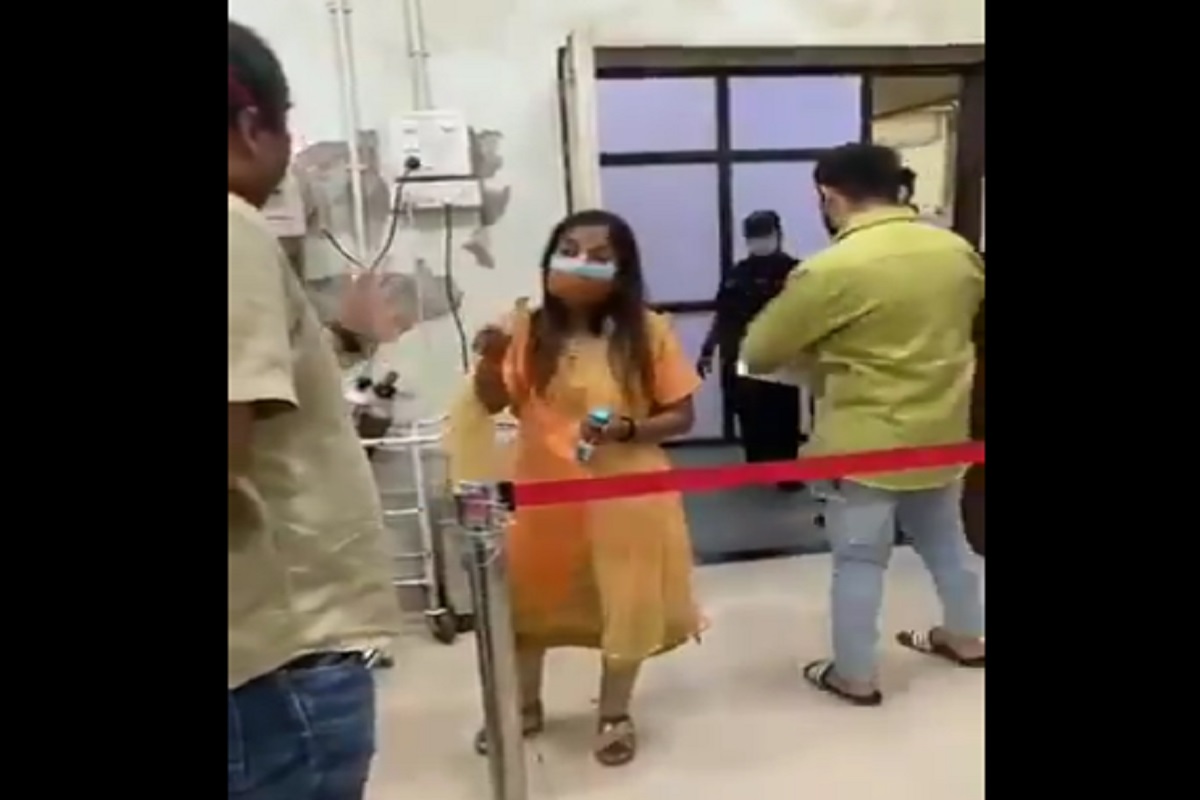 मुंबईत शिवसेना नगसेविकेच्या राड्यानंतर डॉक्टरांचा सामुहिक राजीनामा, या रुग्णालयातील VIDEO व्हायरल