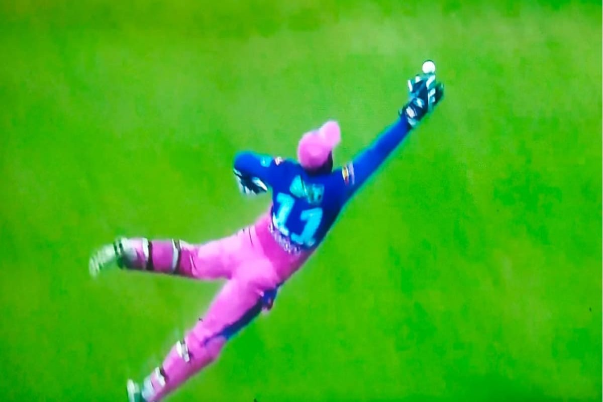 IPL 2021: उडता संजू! शिखर धवनचा घेतला अफलातून कॅच, सहकारी झाले स्तब्ध