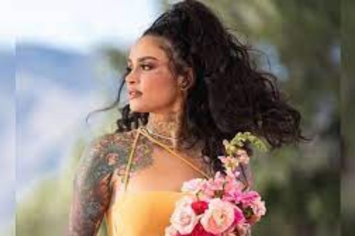 प्रसिद्ध गायिकेचं धाडसी कृत्य; सोशल मीडियावर दिली समलैंगिकतेची कबुली, Video Viral