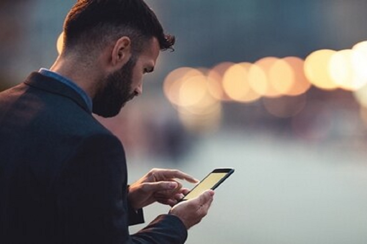 नव्या फोनची डेटा सिक्योरिटीही महत्त्वाची आहे. फोन खरेदी केल्यानंतर तो सिक्योर ठेवण्यासाटी पासवर्ड, फिंगर प्रिंट, पॅटर्न लॉक आणि फेस लॉक लावू शकता. असं केल्याने कोणीही नव्या फोनमध्ये कोणत्याही गोष्टी पाहू शकत नाही.